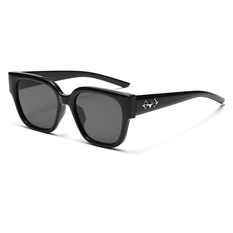 Smile sunglasses, shaped by hip-hop and pancake, personal design for women and men, 20-26-to-quality model, sculpture product and people