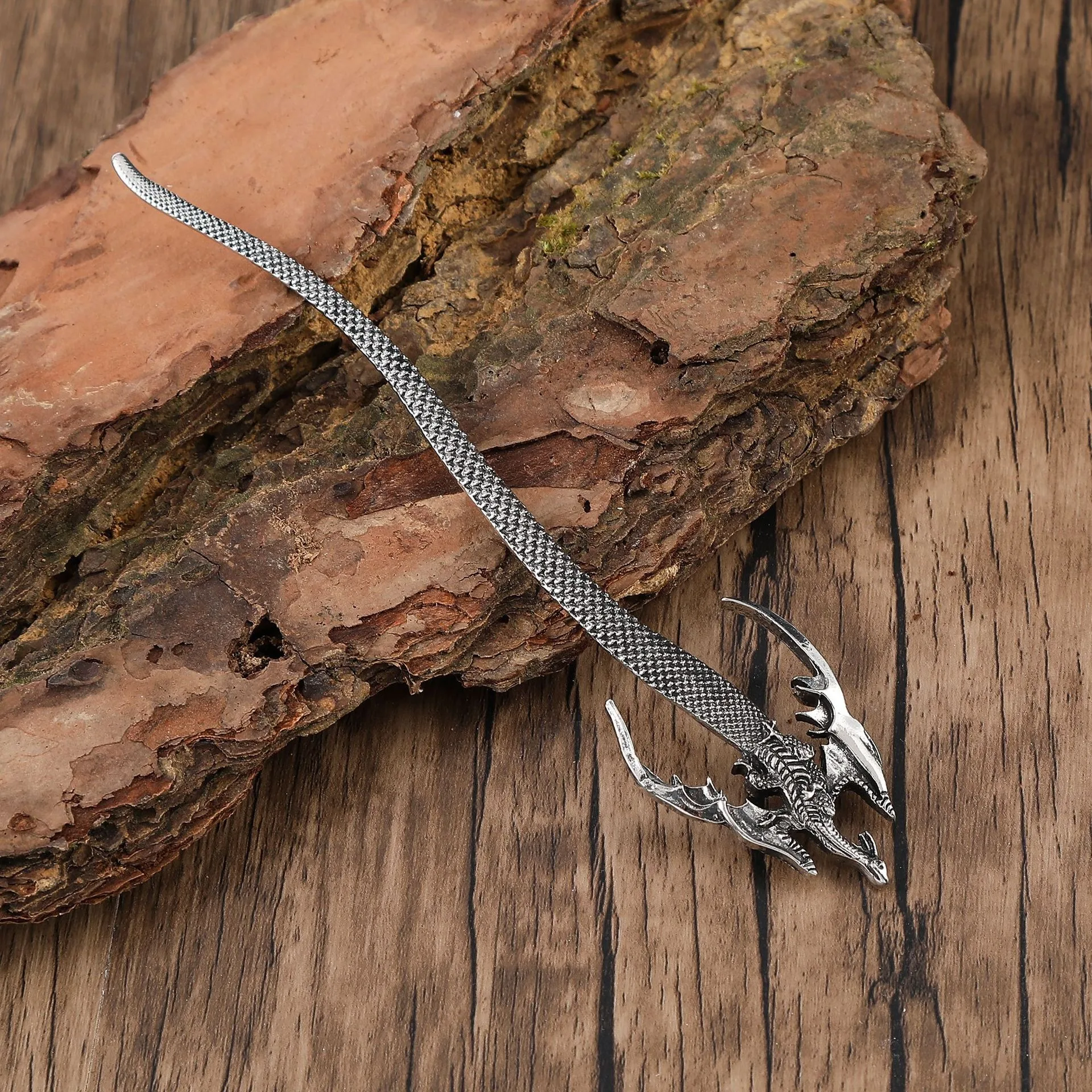 عصا شعر التنين معقدة من القرون الوسطى الخيال القوطي فيبي مفصلة مجنح التنين مقياس الملمس الكمال تأثيري أنيق داكن