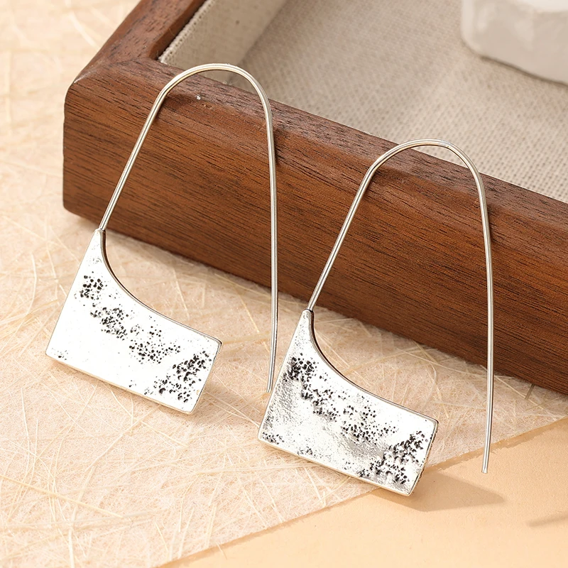 Kreative, trendige, schlossförmige Anhänger-Ohrringe für Frauen, einzigartiges Design, Metallschmuck, minimalistische Accessoires, Geschenk