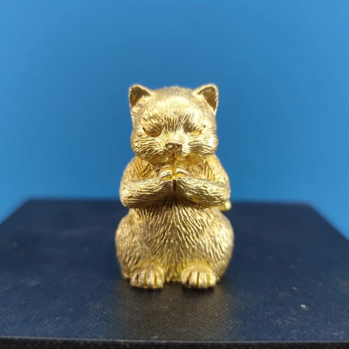 

​​Mini Brass Praying Cat Statue - 4.1cm Zen Desk Decor with Prayer Pose, Collectible Ornament for Plants & Bookshelf Display​