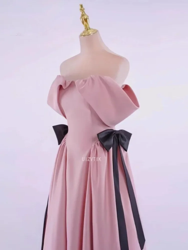 Rosa schulterfreies Prinzessin-Abschlussballkleid, schmales, süßes Quinceanera-Kleid mit Schleife und Schnürung, luxuriöses, bodenlanges Hochzeitskleid aus Satin