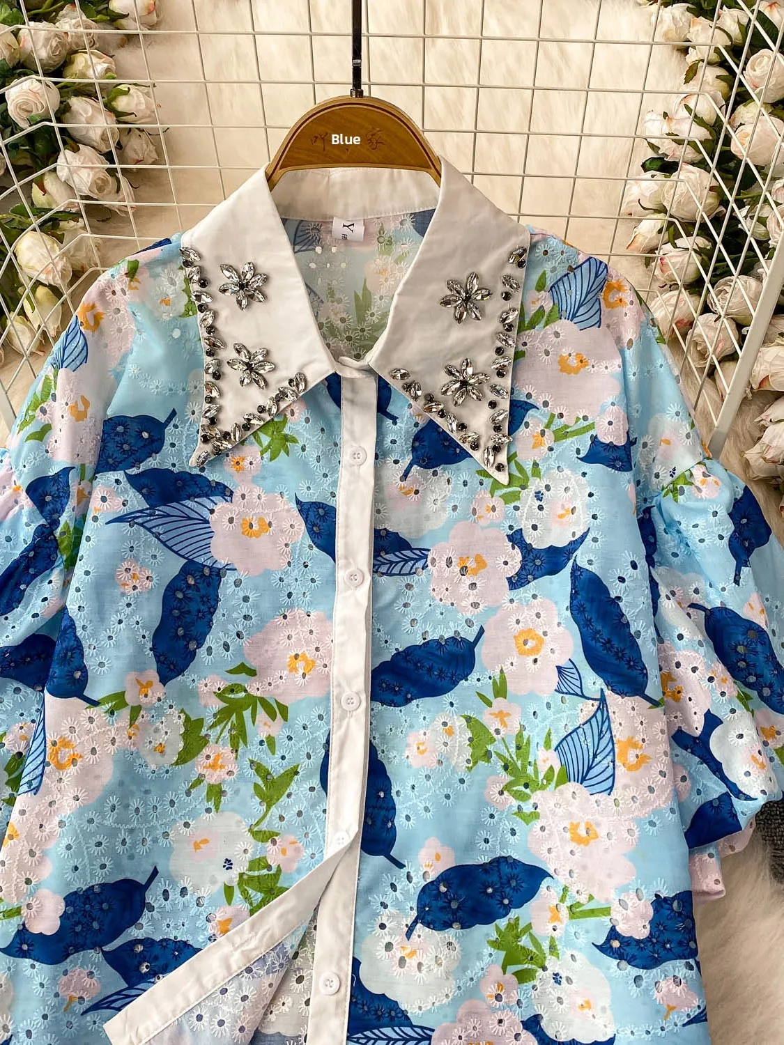 エレガントなヘビーダイヤモンド装飾シャツ女性夏中空アウト刺繍プリント痩身スタンドカラーランタンスリーブトップ