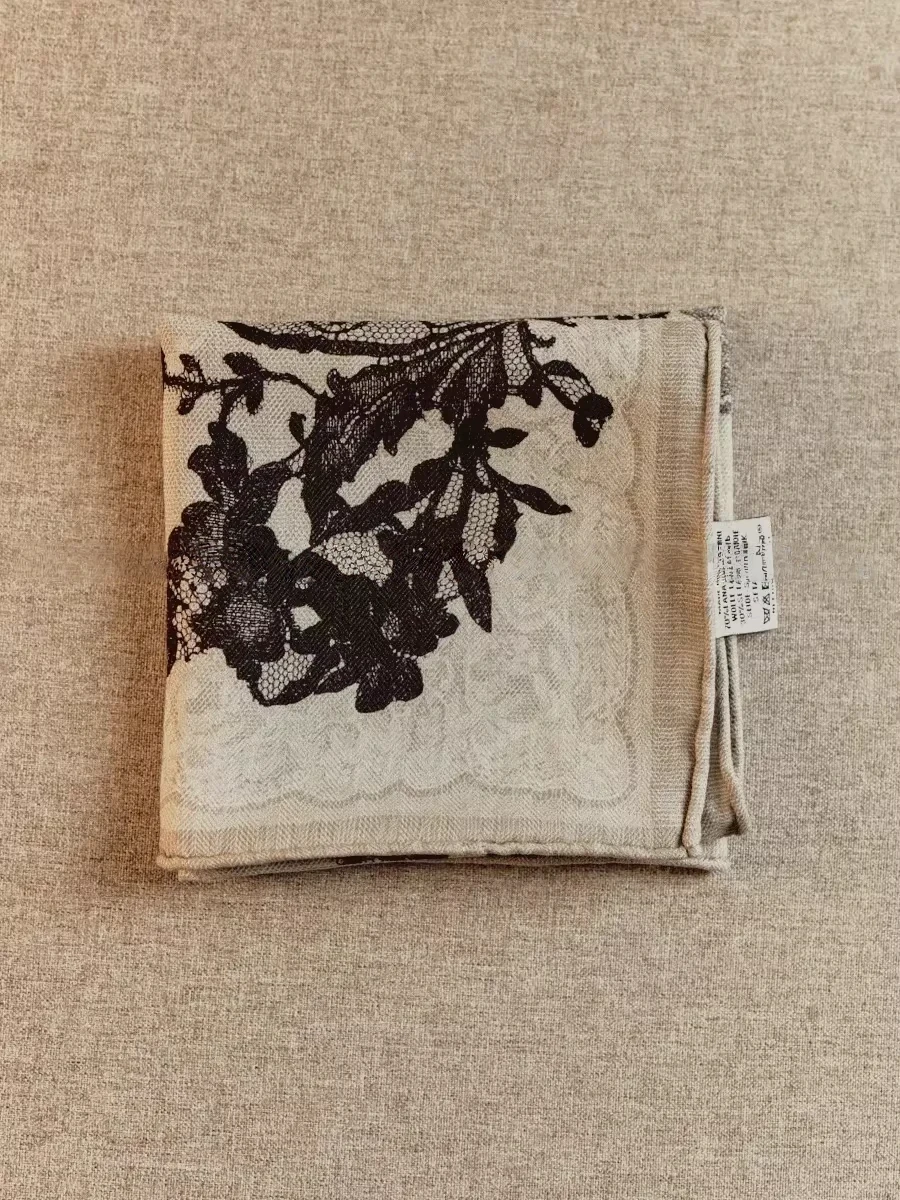 

70% Wool 30% Silk Square Scarf Ladies Muffler Elegant Women Shawls Luxury Brand Floral Pattern Neck Warmer Designer Accessories