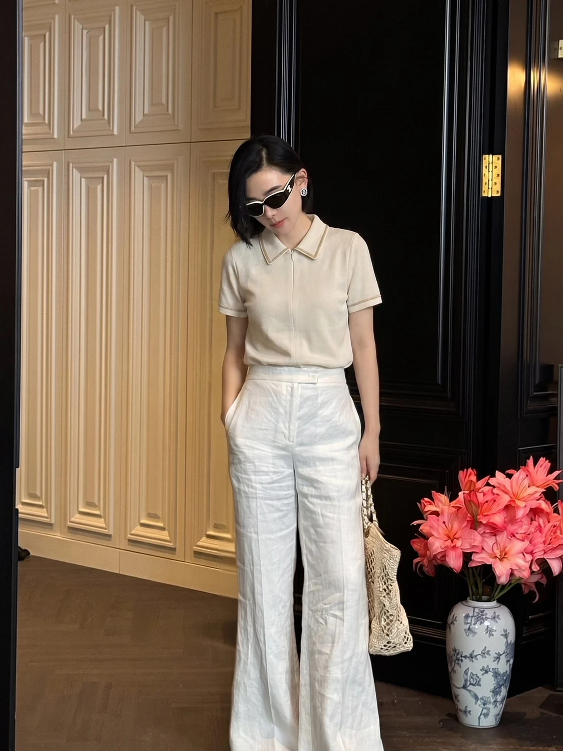 

Yuan Yiling Summer Fashion Knitted Short Sleeve T-Shirt Women's Casual Turn-down Collar Top in Beige Color Hanfu Set
