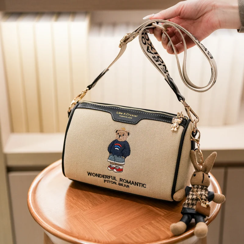 Tas in ontwerperstijl 2025, nieuw model, veelzijdig borduurwerk, nieuwe cartoonstijl, modieuze kleine beer, crossbodytas, casual kussentas