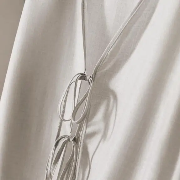 

Осень 2025: повседневная свободная шифоновая рубашка с v-образным вырезом и шнуровкой на воротнике и широкие брюки с высокой талией для женщин. Повседневный шифоновый комплект.