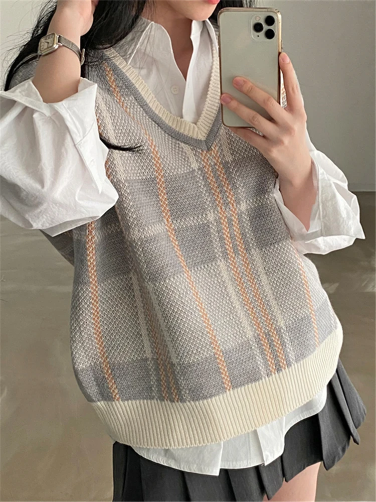 REALEFT 2022 New Autumn Plaid Striped Sleeveless Sweater Vest for Women Knitting V-Neck Casual Loose Ladies Female Tank Tops