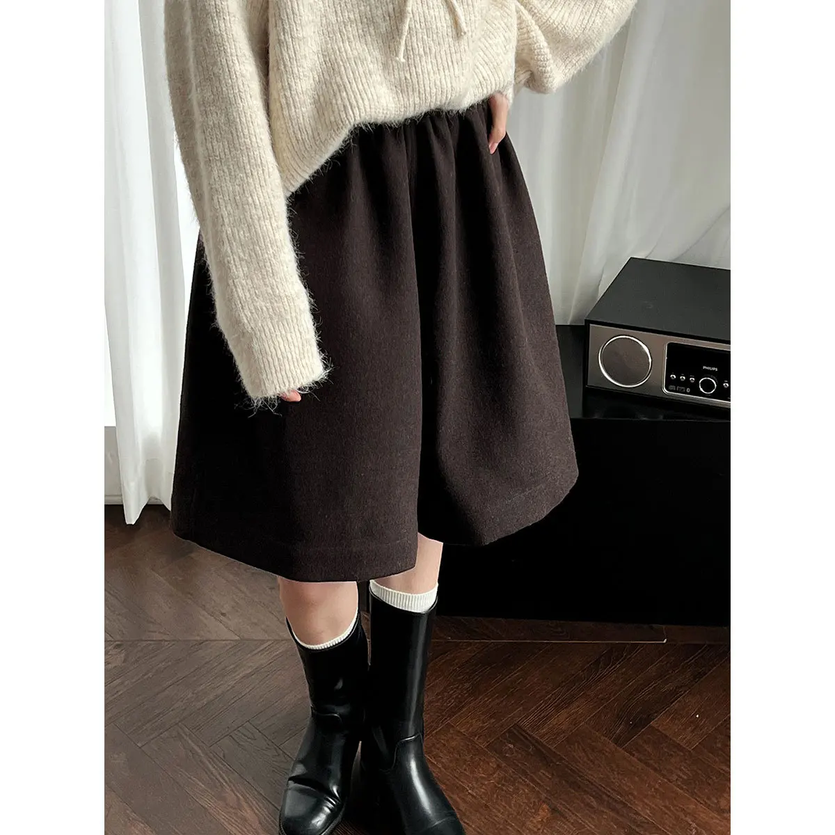 

Minimalist Autumn Woolen Wide-Leg Shorts For Women, Slimming Five-Point Pants With Loose Fit