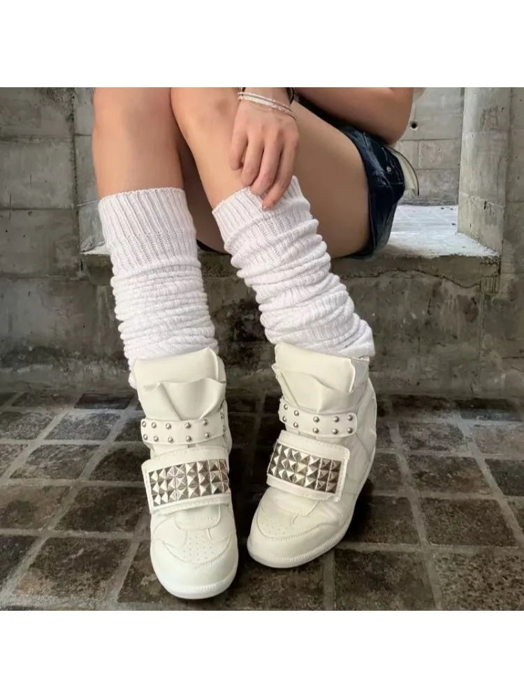 Damskie wysokie trampki na ukrytym koturku, podwyższające o 6 cm, z ćwiekami, na rzep, z grubą podeszwą, w stylu retro punk, unisexowe buty sportowe. — 2