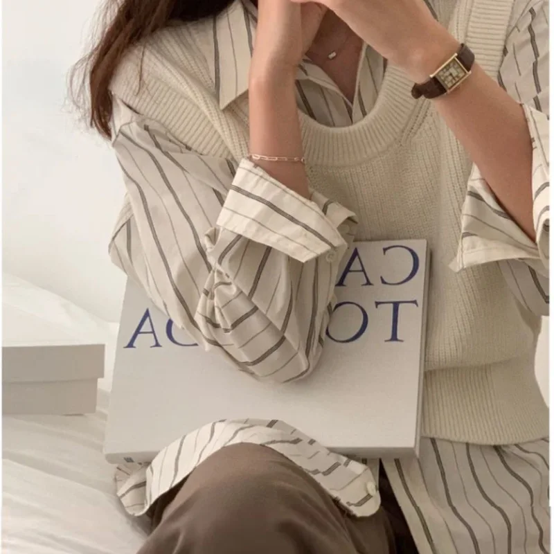 Spring and autumn new vertical striped shirt long sleeve fashion loose fashion Hong Kong style shirt folded to wear top women