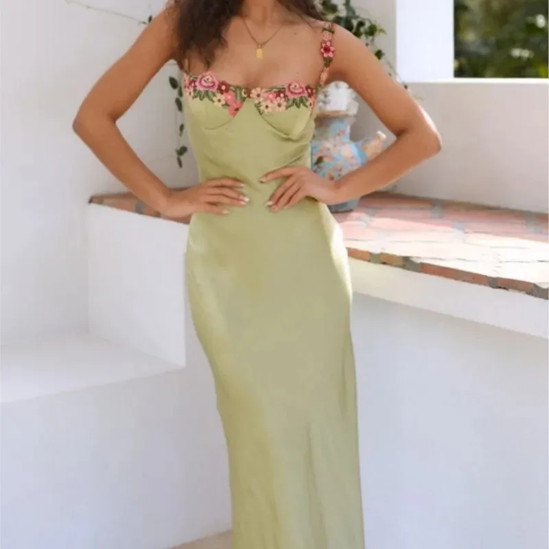 Moda feminina suspender bordado costura renda cetim vestido longo sexy sem mangas estilo francês cintura alta uma linha vestidos estilingue