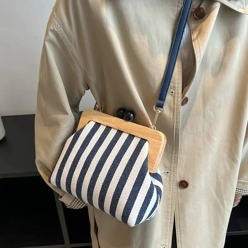 Fashion Striped Wooden Clip Shell Women Shoulder Bags Elegant Crossbody Bags Clutch Purses for Party 2024