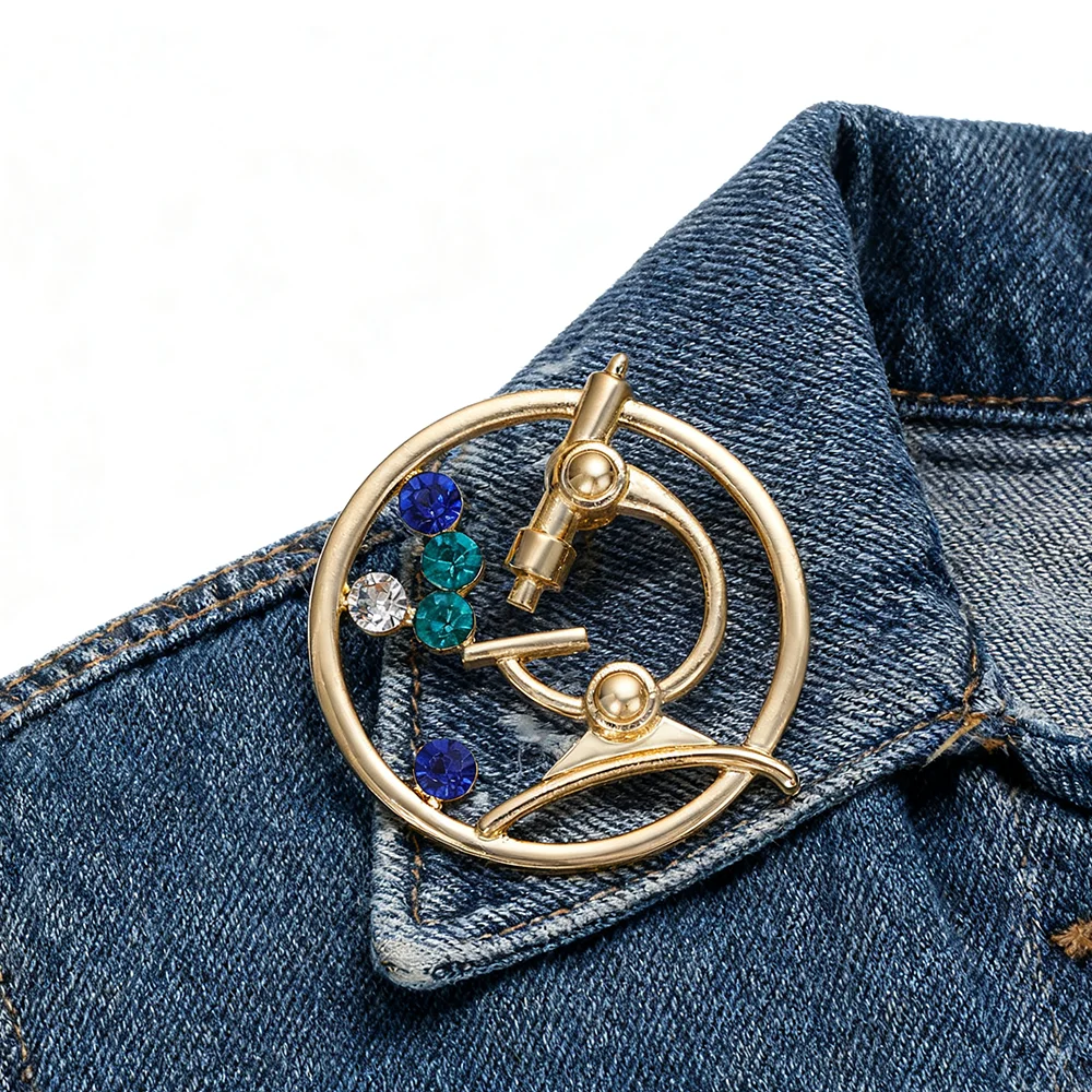 Hanreshe Round Microscope Pin Lab Biology Chemistry Brooch with Crystal Lapel Badge for Doctor Nurse Scientist Gifts