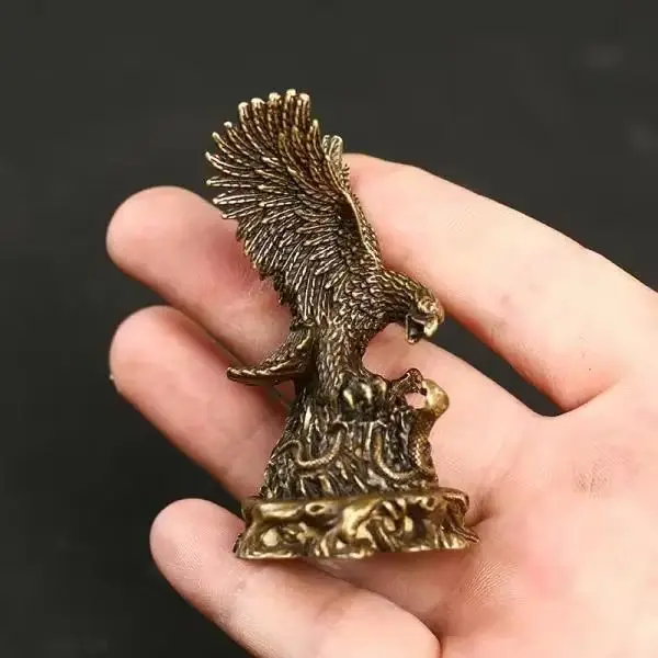 

Antique antique pure copper pocket exhibition macro ornament bronze sculpture eagle feng shui table put antique handle piece cop