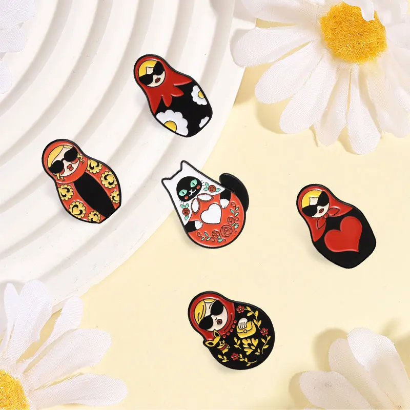 Russische Matroschka-Puppen-Emaille-Pins: Klassische russische Matroschka mit rotem Kopftuch, Sonnenbrille, Blumen- & Katzen-Brosche, Schmuck-Abzeichen – Detail 9