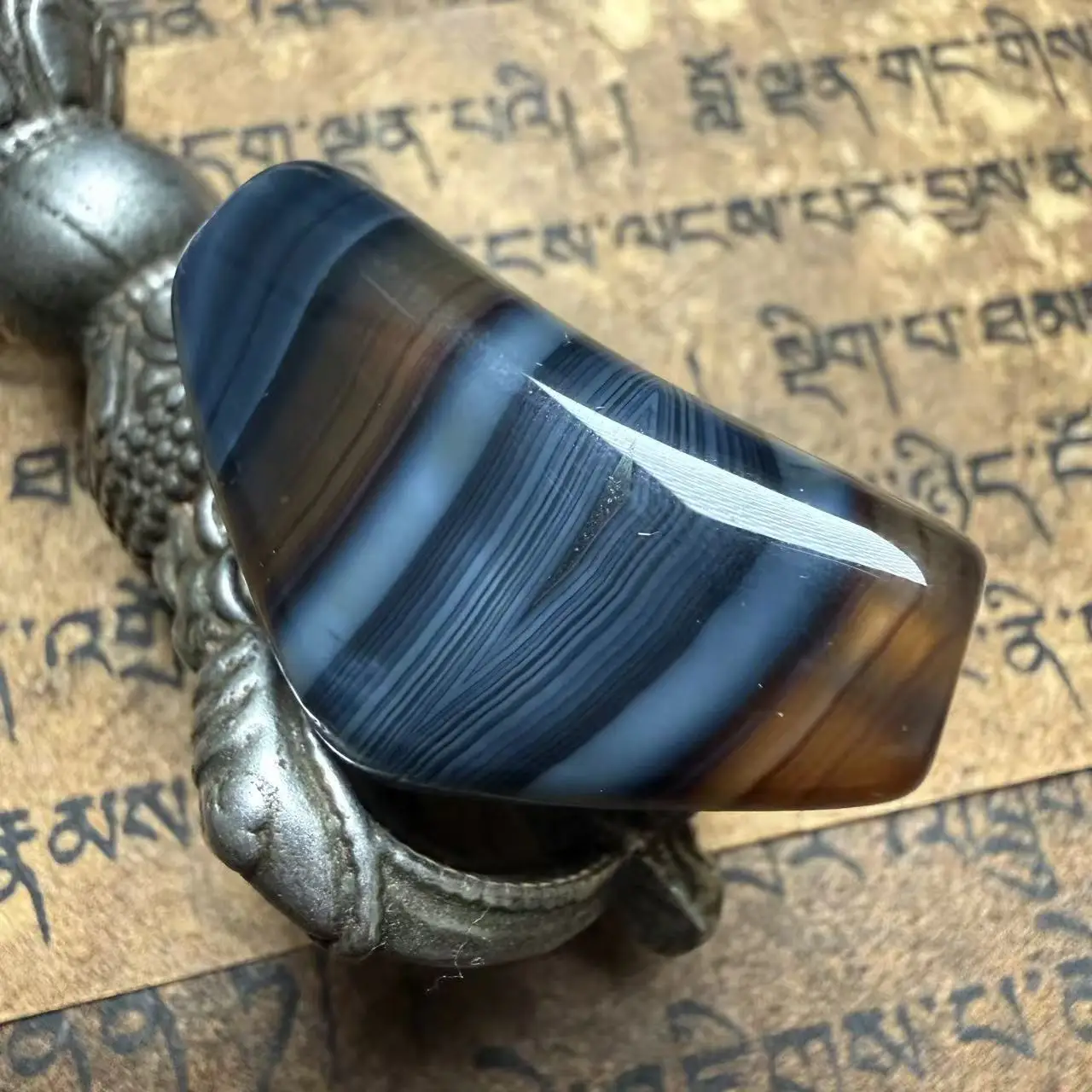 himalayan-tibetan-agate-horn-shaped-1eye-dzi-bead-natural-eye-pattern-spiritual-healing-amulet-37x21x11mm