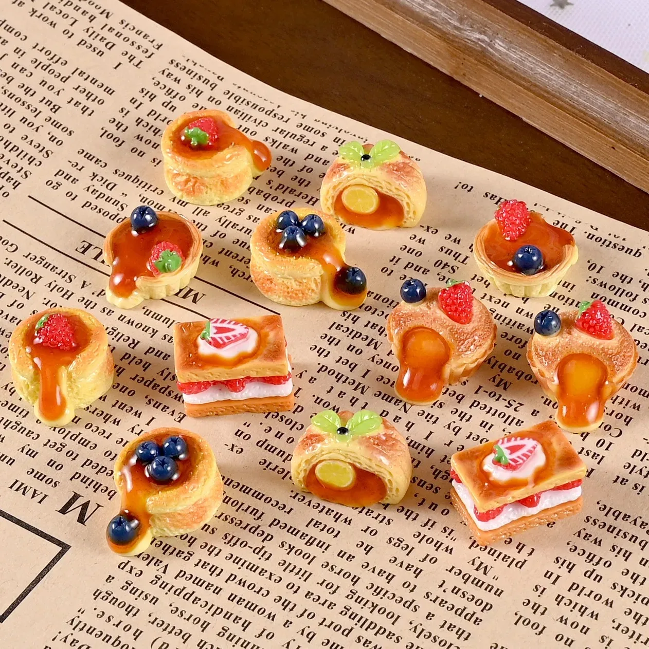 10pcs Kawaii Simulation Resin Jam Strawberry Cake Bread Cabochons For Dollhouse Decoration Crafts Making DIY Accessories