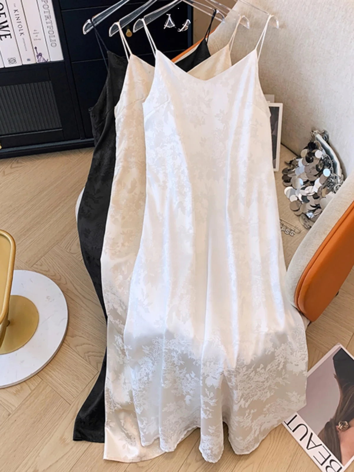 新しい中国風の花柄刺繍サテン女性の夏のルーズスリムロングドレントレンディストラップアセテートベストドレ