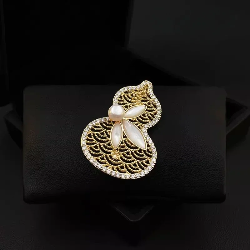

Pearl Shell Gourd Brooch for Women Suit New Chinese Style Vintage Plant Lapel Pin Elegant Coat Accessory Fashion Jewelry 5999