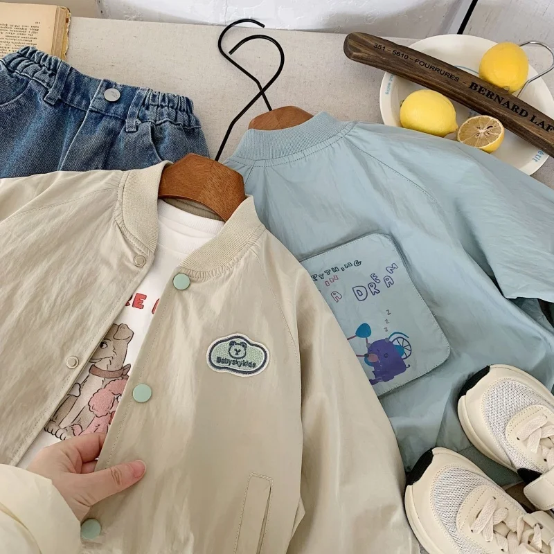 Abbigliamento per bambini Cappotto casual in tinta unita per bambini 2025 Primavera Nuova giacca stampata a maniche lunghe per ragazzi e ragazze alla moda