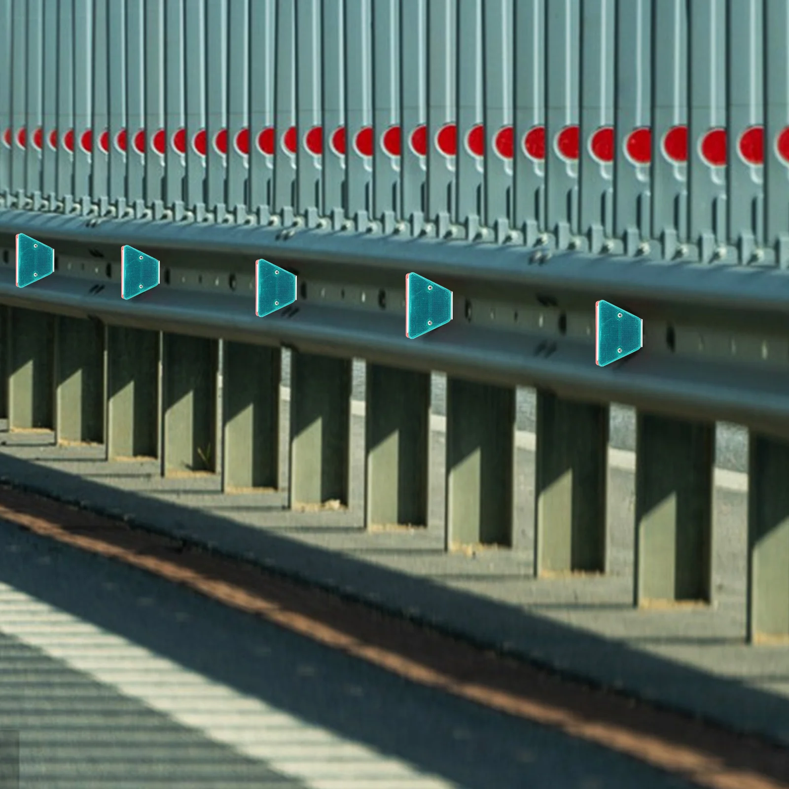 2 stuks trapeziumvormige omtrek driehoekige reflectoren aan het langs de weg opritmarkeringen reflecterende noppen directioneel metalen bord