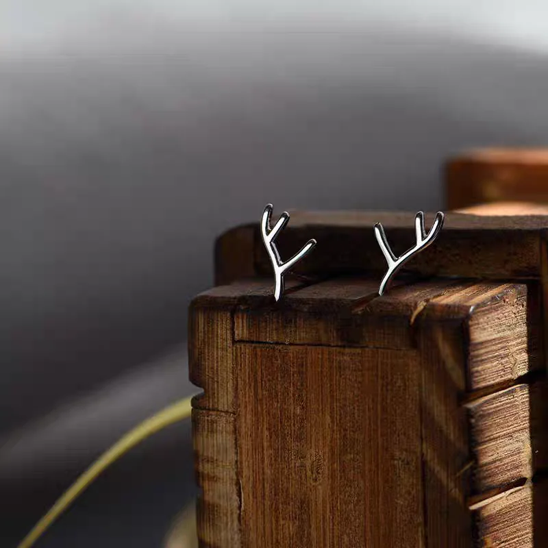 925 Sterling Silver Antler Shaped Stud Earrings Fashionable Simple Unique Design Gift for Girls Elegant Earrings for Women