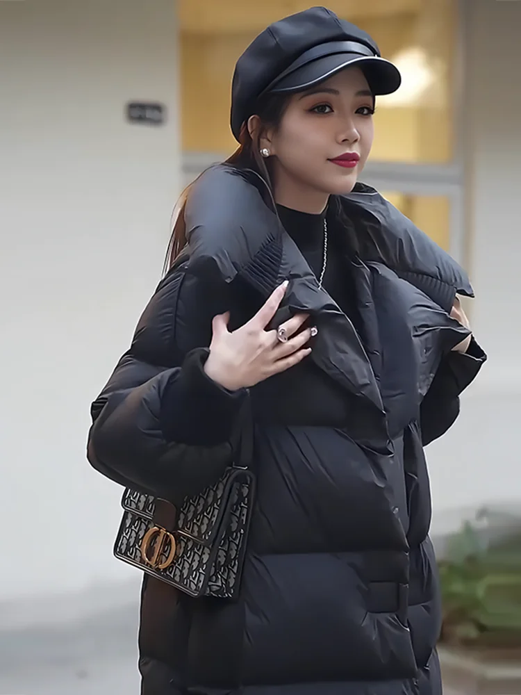 Modna, uniwersalna, ocieplana kurtka puchowa z dużym kołnierzem, biała, damska, idealna na zimę 2024, do pracy i na co dzień.