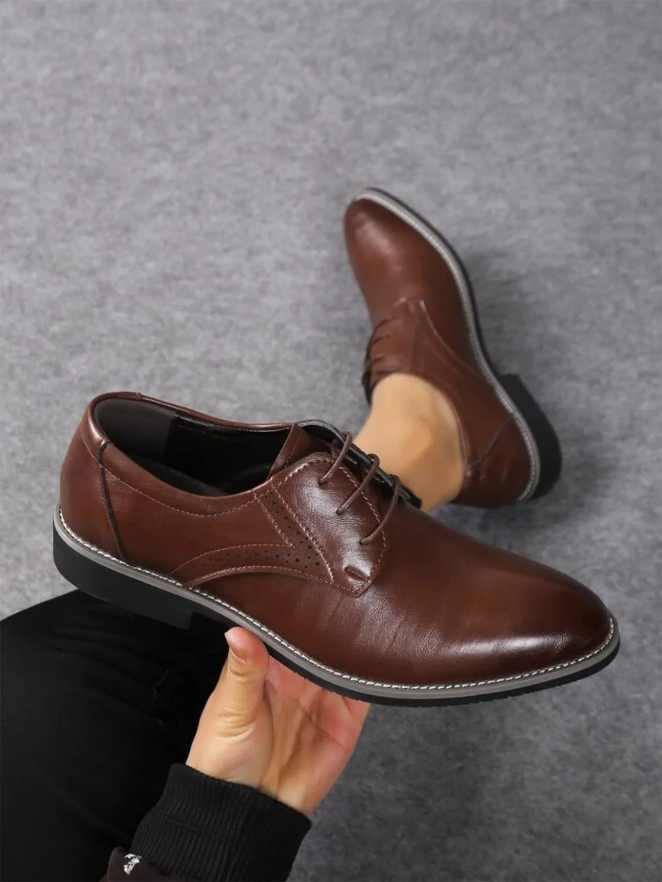 A pair of men\'s fashionable and versatile formal shoes, leather shoes