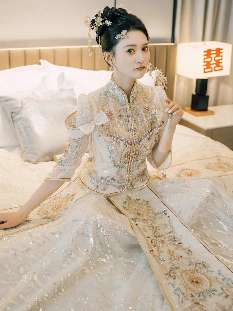 

The new champagne-colored wedding dress for brides golden dragon and phoenix gown