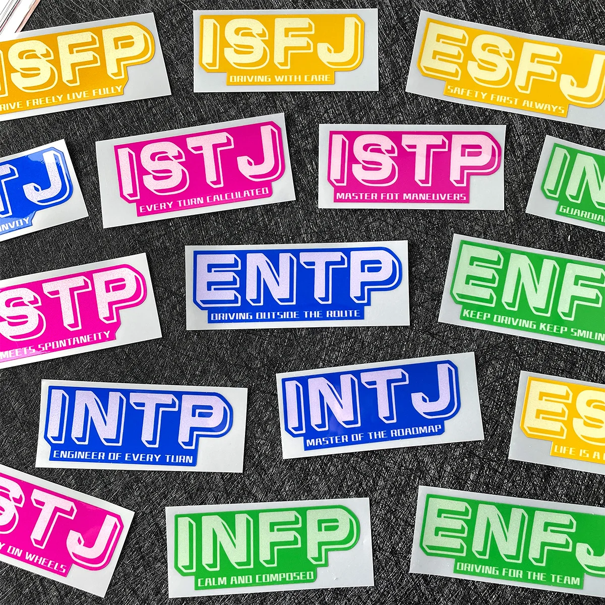 16 نوعًا من ملصقات الدراجات النارية العاكسة MBTI لسكوتر الدراجات النارية وخزان الوقود وخوذة الزجاج الأمامي ملحقات تزيين الفينيل