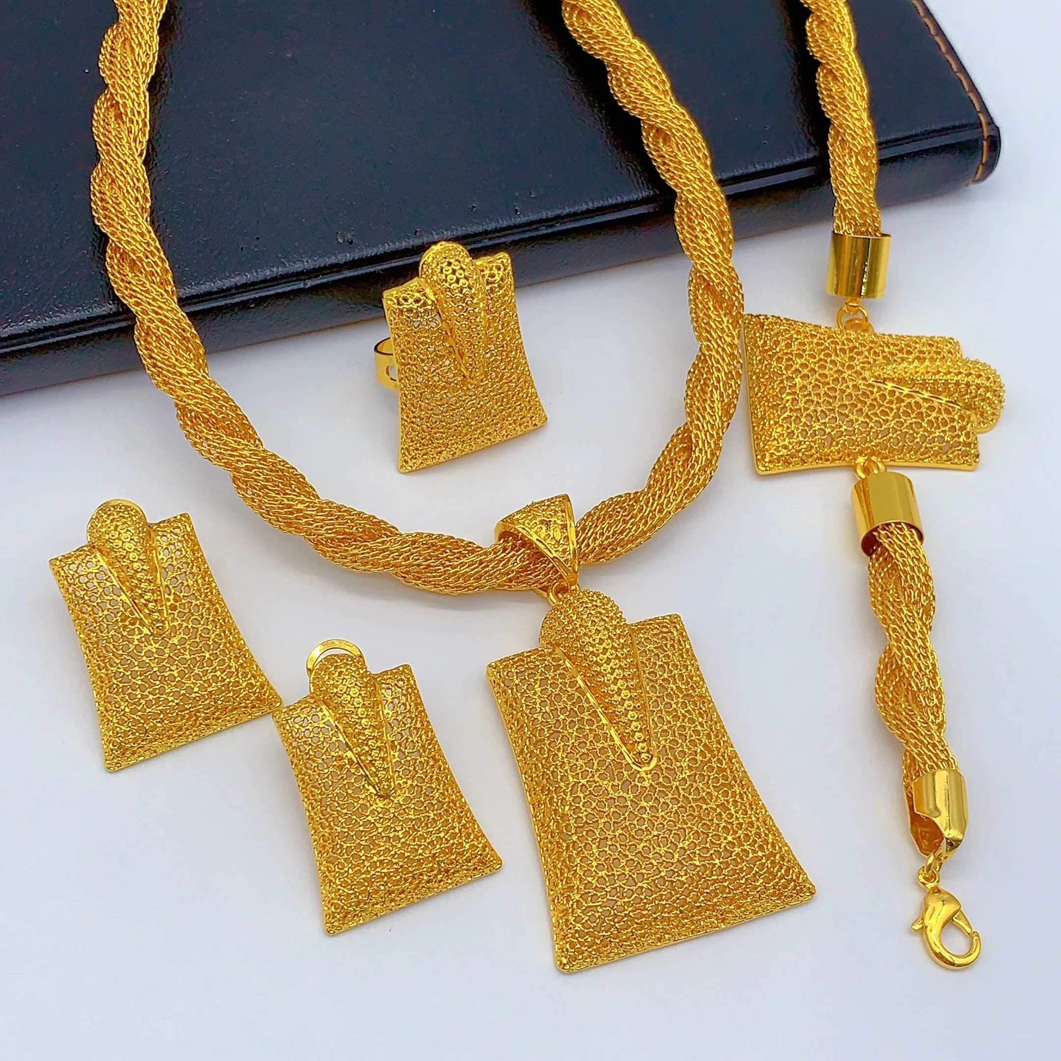 Luxuriöse afrikanische 24k vergoldete Schmucksets für Frauen, indische Brautschmuck-Sets aus Dubai mit gedrehter Kette, Halskette und Ohrringen, Hochzeitsschmuck im Großhandel. – Detail 2