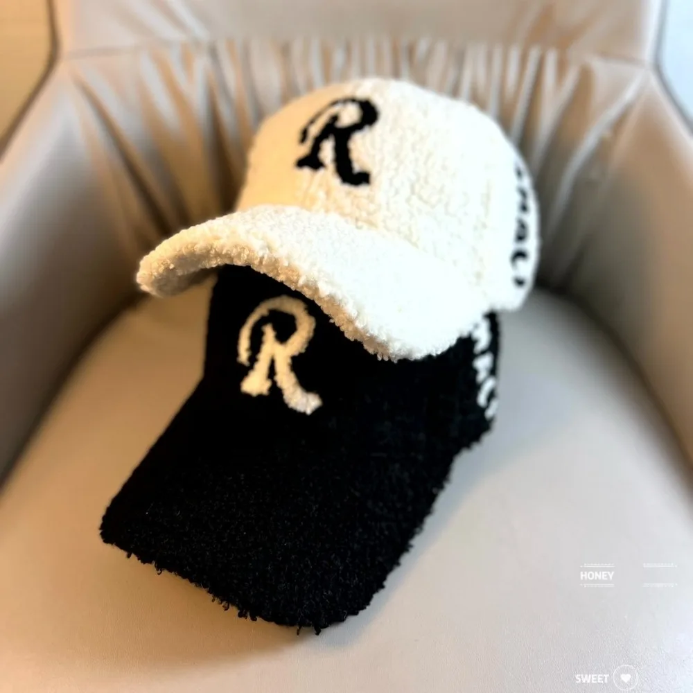 Berretto da baseball con etichetta R in stile coreano, caldo e spesso, in peluche di agnello, cappello casual regolabile unisex