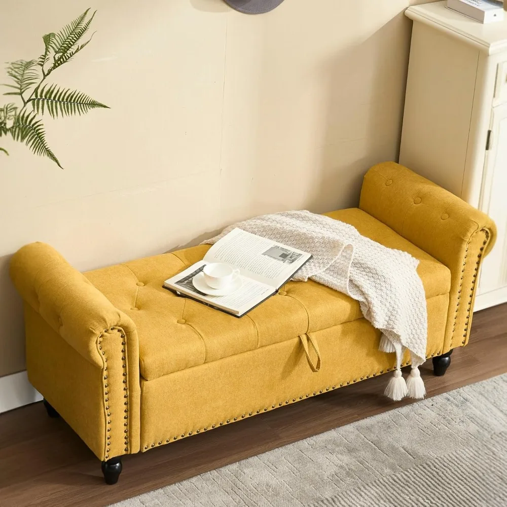 Duża tapicerowana ławka z pojemnikiem i wykończeniem z guzikami do sypialni i przestrzeni przy oknie.