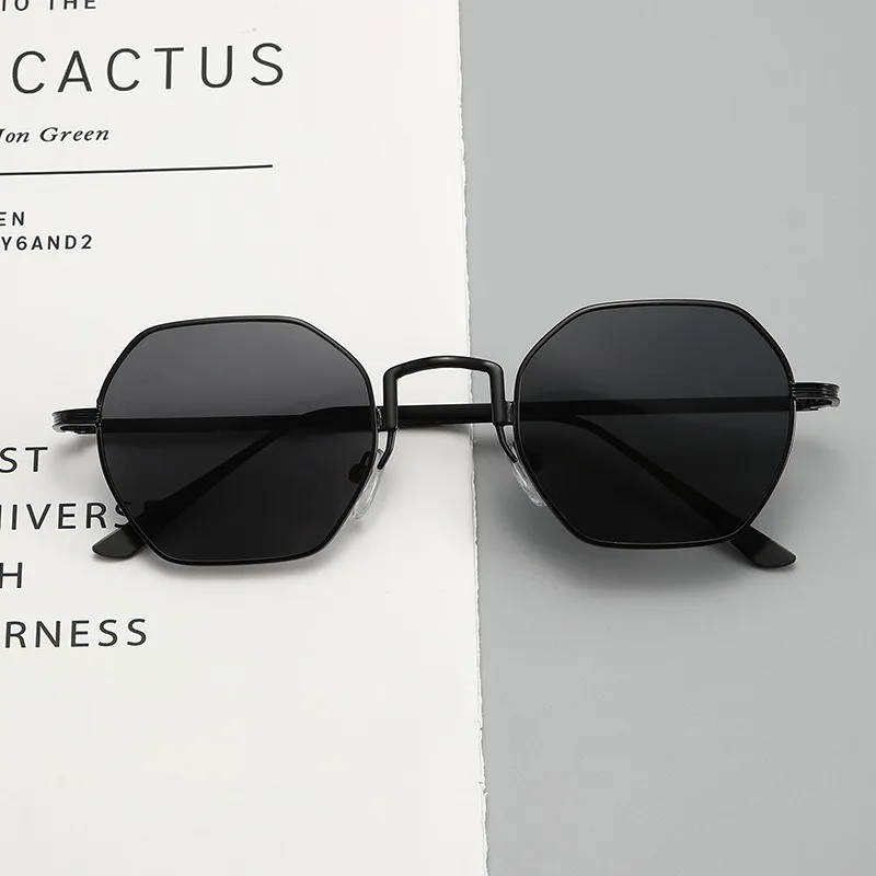 Eine Vintage-Sonnenbrille aus polygonalem Metall, eine klassische trend ige Sonnenbrille zum Schattieren
