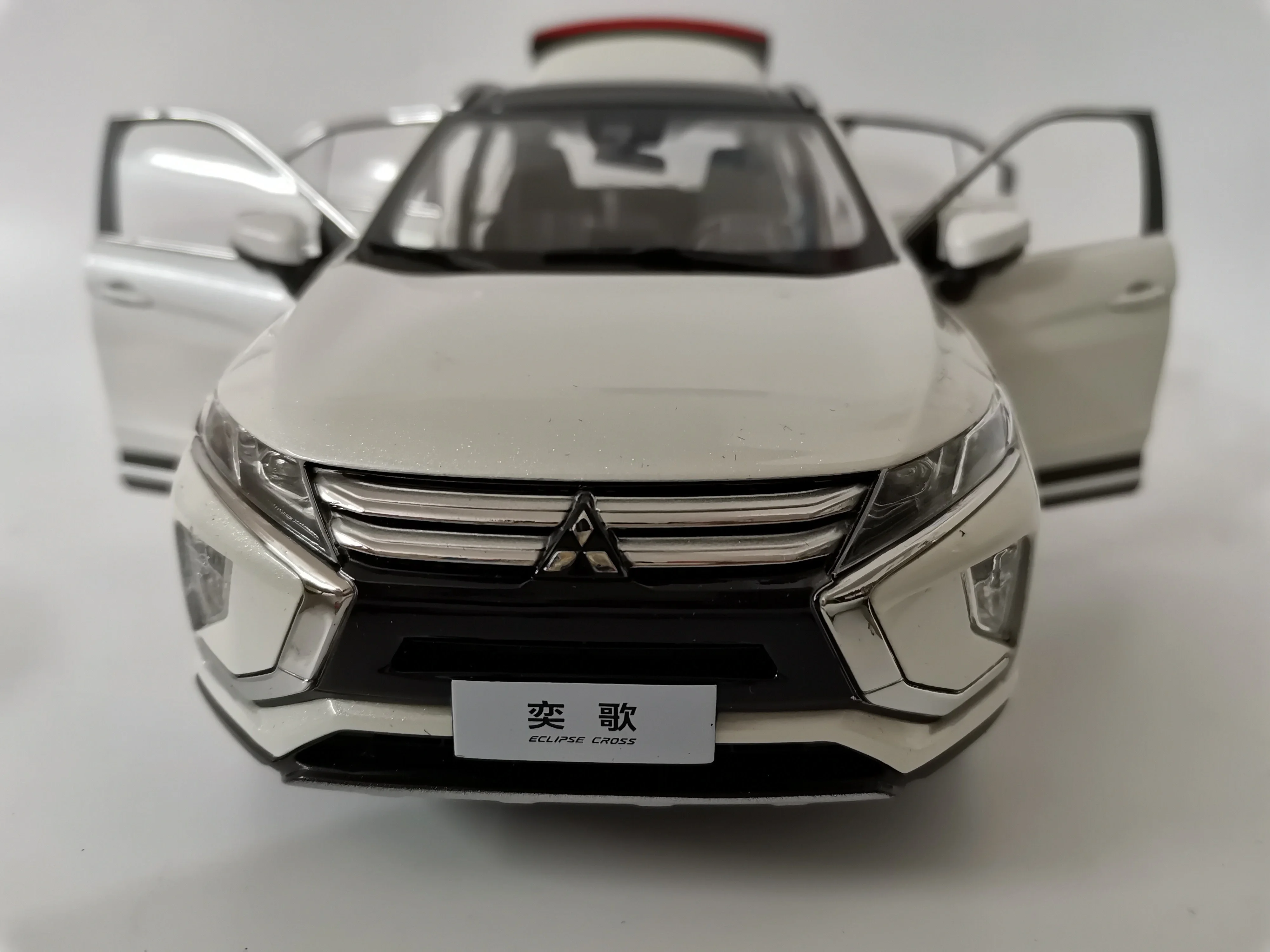 

Оригинальный автомобиль Гуанчжоу Mitsubishi Eclipse Cross 1:18, литой под давлением сплав, имитация модели автомобиля, подарок для коллекционеров автомобиля на складе