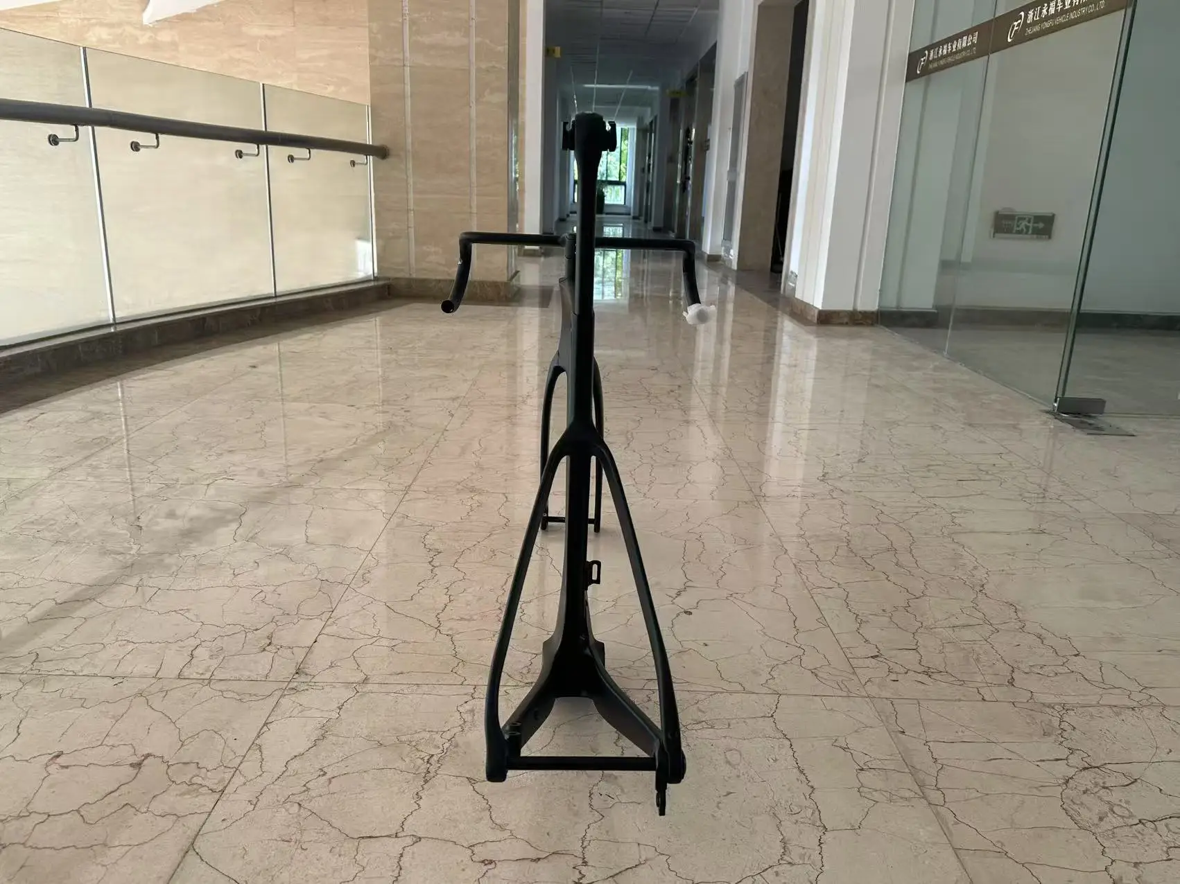 Professional Di2 Aero Carbon Road Bike, Carbon Fiber Material, Aerodynamic Frame High Speed Racing Cycling Bicycle