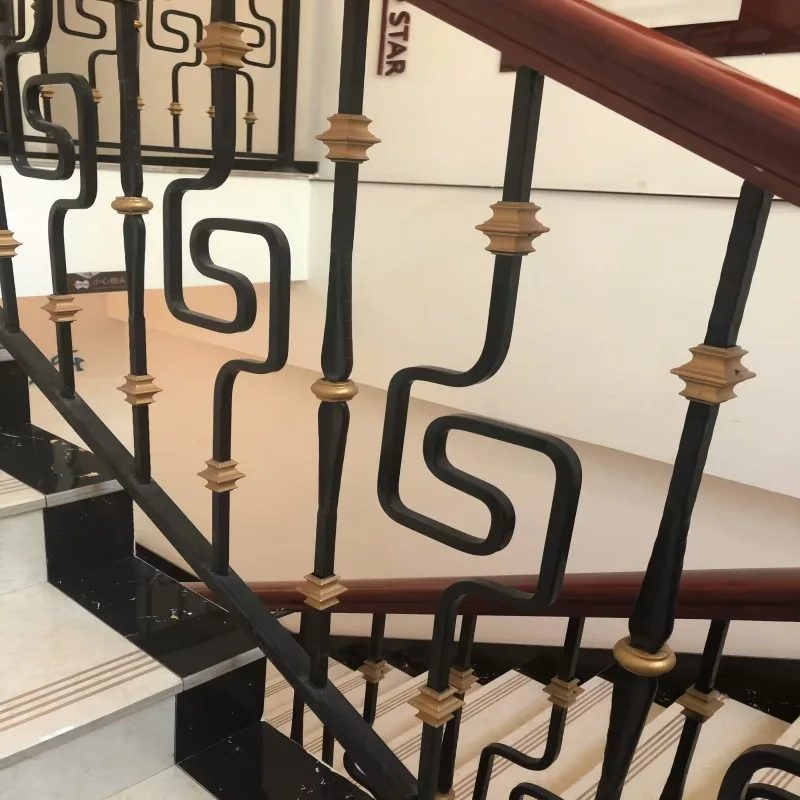 تخصيص درابزين سلالم من الفولاذ المجلفن المتين ودرابزين خشبي للسلالم مع تصميمات درابزين الدرج المعاصر