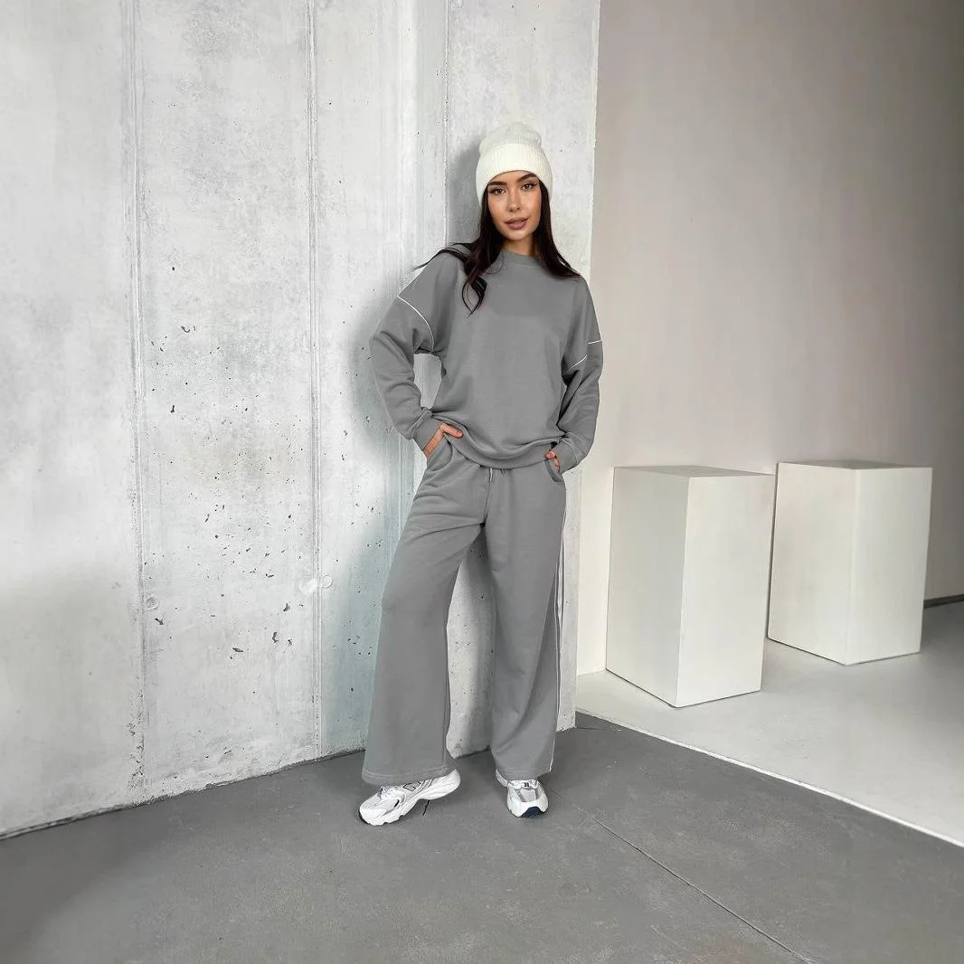 

Повседневный женский комплект из двух предметов: топ с круглым вырезом и длинными рукавами, а также широкие брюки в полоску. Осенний сезон.