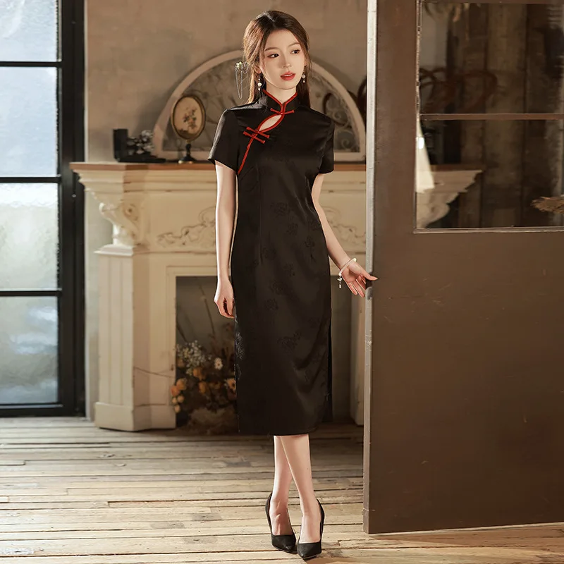 

Ретро Восточные классические тонкие облегающие Qipao Новые элегантные женские черные атласные высокие Фотоэлементы