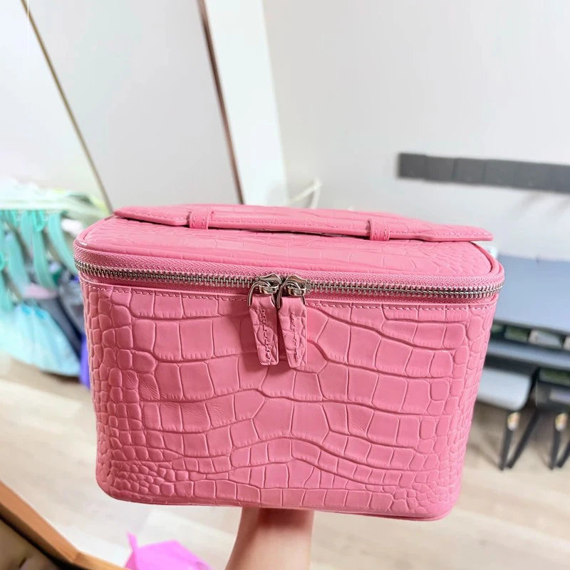 2026 Spring/Summer New Delicate Pink Crocodile Pattern Cowhide Makeup Bag Large Capacity Small Portable Storage Bag Toilet Bag