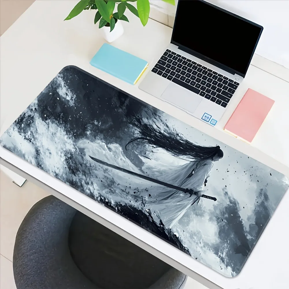 Organiseurs de bureau et plateaux Storm Warrior avec design contour, base en caoutchouc antidérapante, tapis de souris