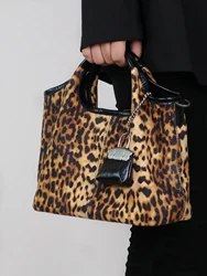 Popular explosions super fire niche retro leopard spice wind bag 2024 new autumn and winter Joker portable bucket bag suede flan