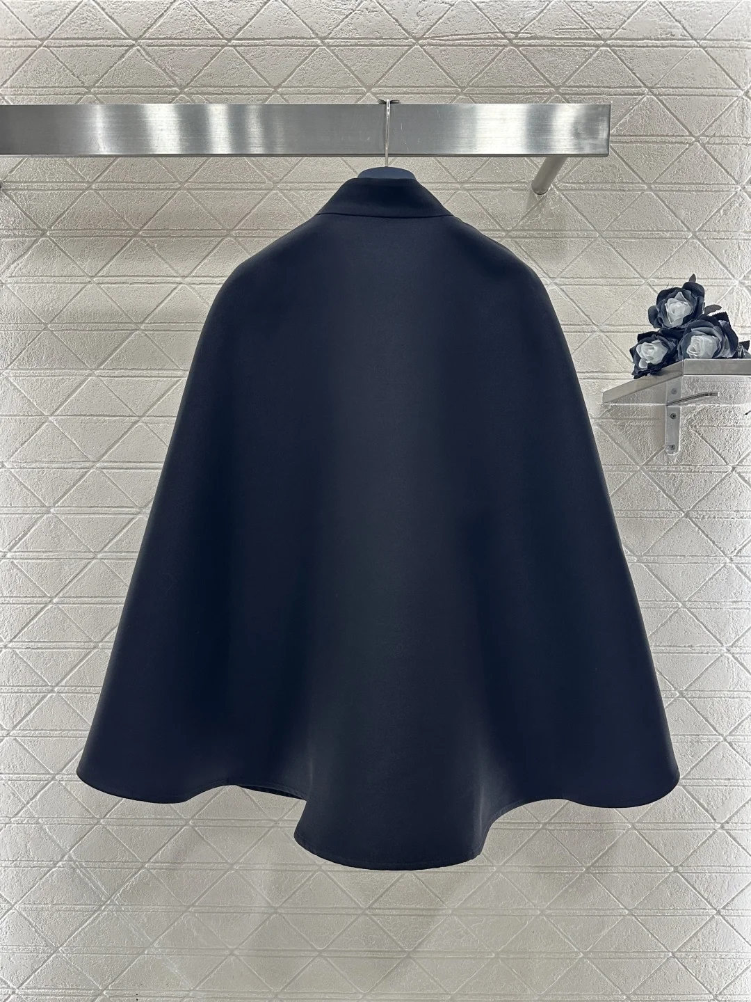 

The stand-up collar, slanted button cape coat and umbrella-shaped A-line top exude an elegant and luxurious air