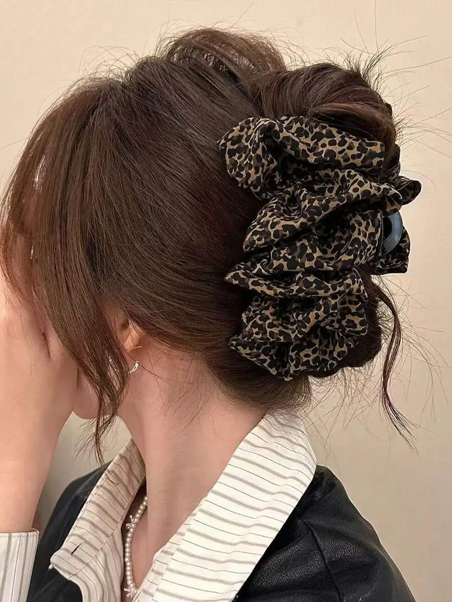 

Большая заколка для волос из жатой ткани с леопардовым принтом для женщин