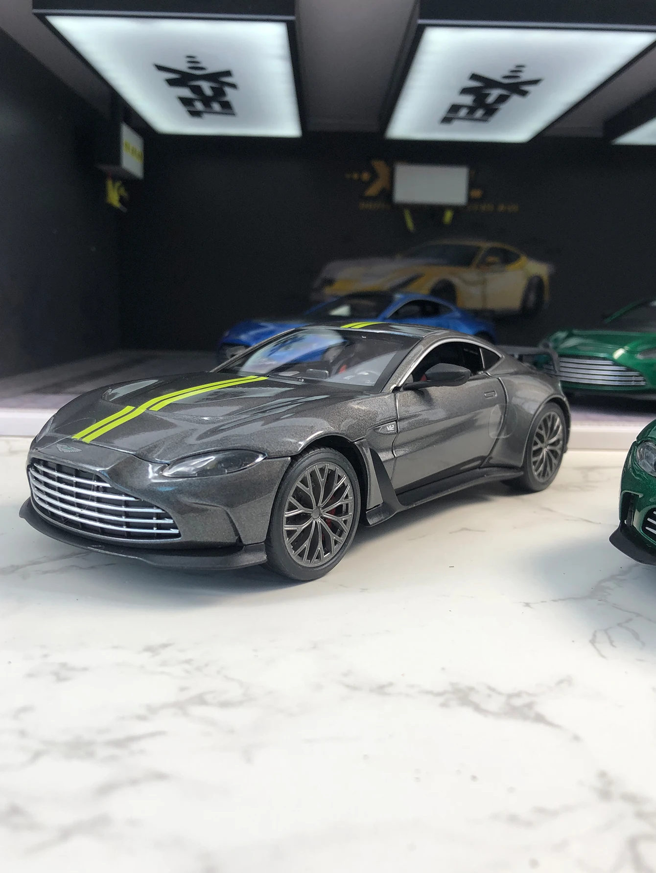 TSC 1:24 Simulation Zinc Alloy Aston Martin Vantage V12 Model Car, Static Ornament, Metal Collectible Gift Car