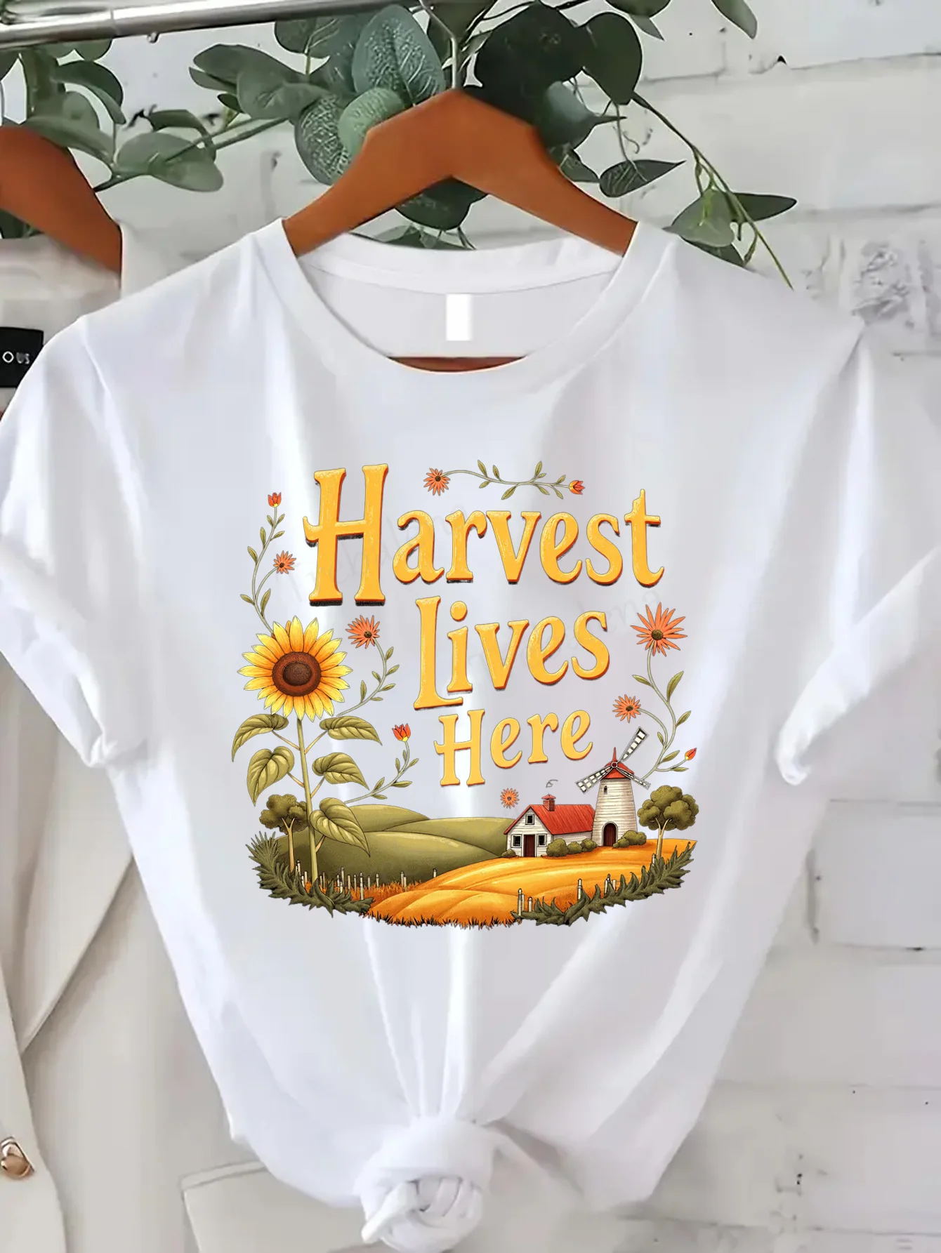 

Удобная женская футболка с принтом «Жизнь урожая здесь: Футболка с подсолнухом ветряной мельницей в фермерском доме»