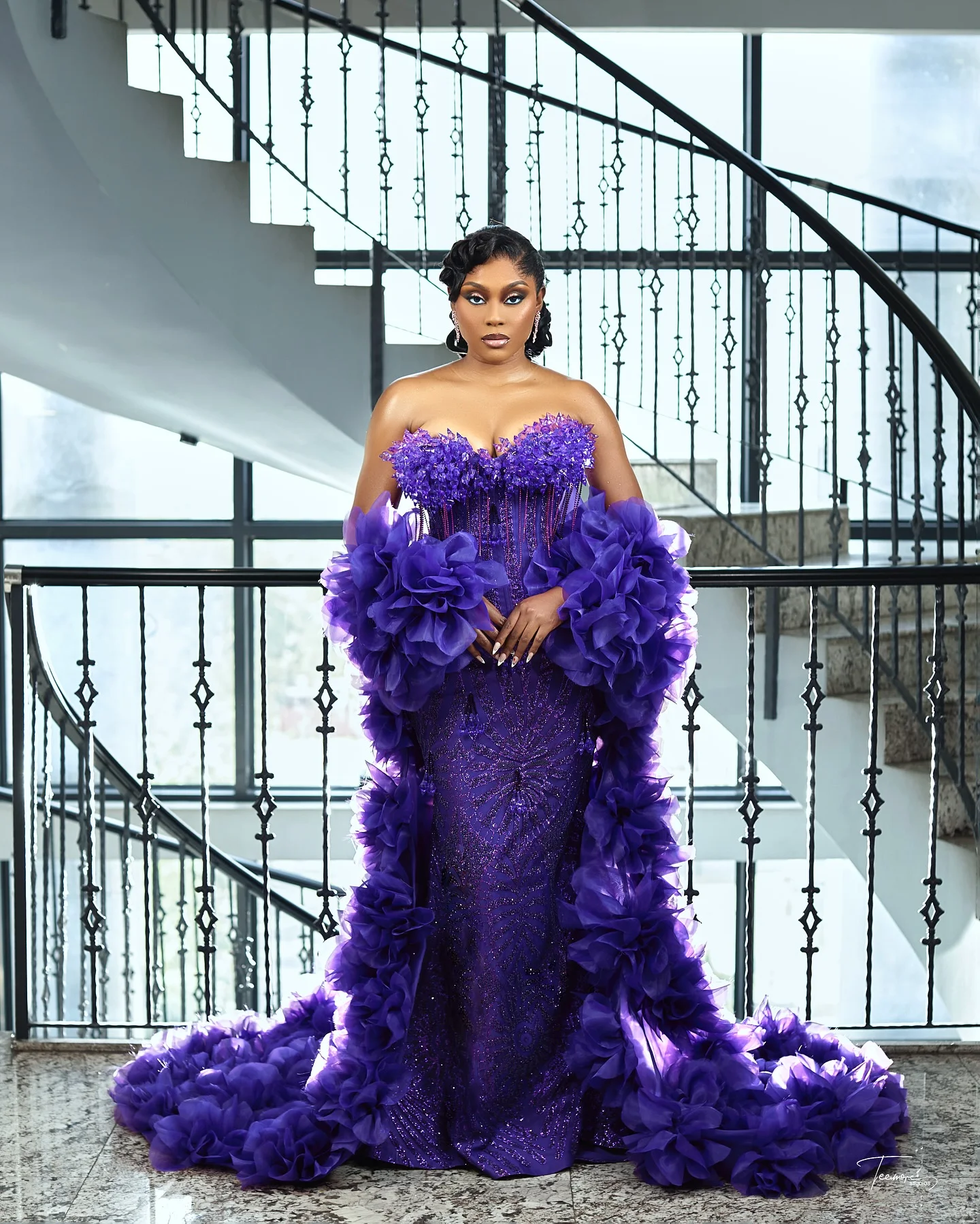 سترات نسائية طويلة مذهلة باللون الأرجواني سترات رسمية فاخرة للرأس ملابس خارجية لعرض المسرح