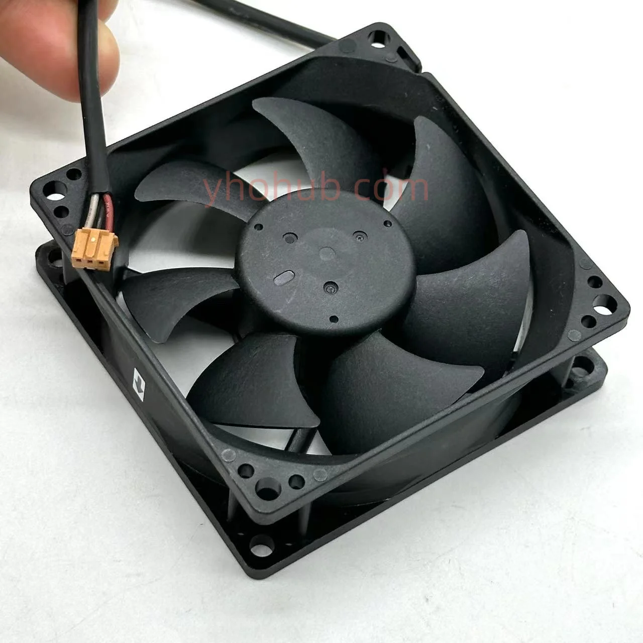 Delta Electronics AUB0812H-E YHT DC 12V 0.30A 80x80x25mm 3-Wire Server Cooling Fan