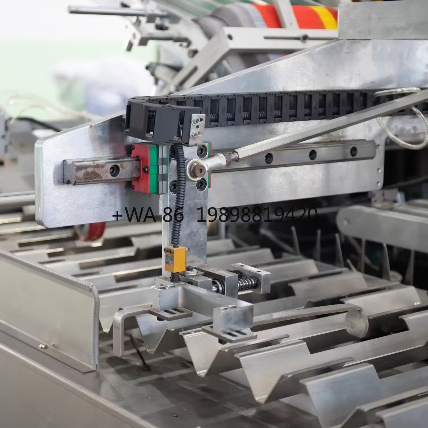 Máquina para cajas con flejes para marcar