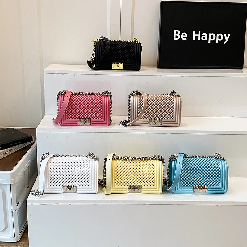 

2023 Новая весенняя женская маленькая квадратная сумка - повседневная вышитая замка, модная цепочка, стильный минималистичный стиль, уникальное плечо/через плечо